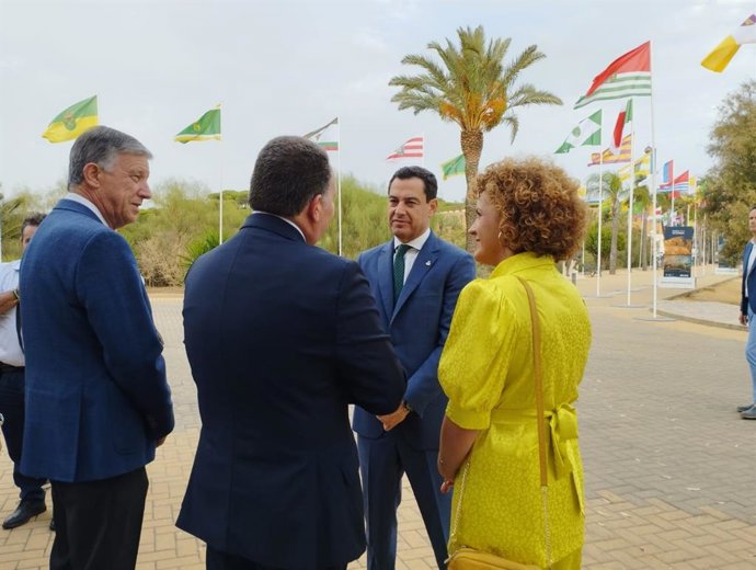El presidente de la Junta de Andalucía, Juanma Moreno, en el Muelle de las Carabelas.