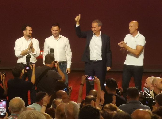 El expresidente del Gobierno, José Luis Rodríguez Zapatero, saluda a los asistentes al acto de campaña acompañado del secretario general del PSOE en Castilla y León, Luis Tudanca; del secretario general del PSOE de León, Javier Alfonso Cendón; y del alc