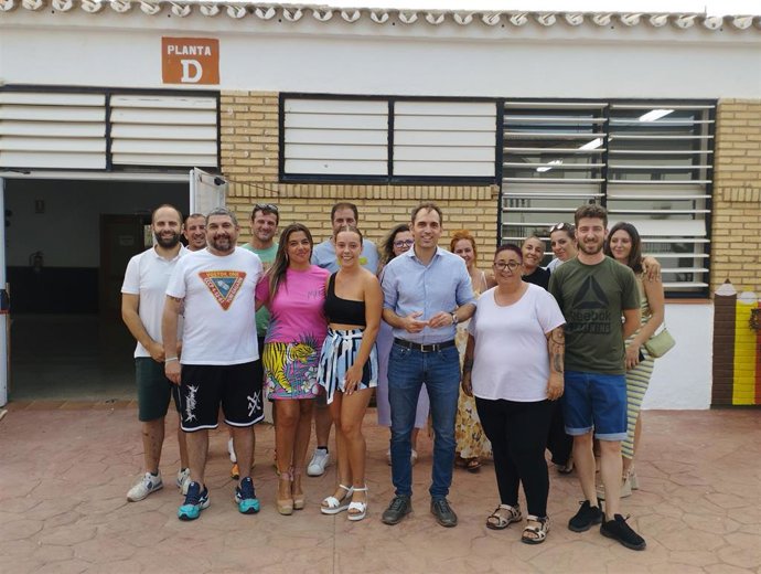 El candidato número 1 de Sumar al Congreso por Málaga, Toni Valero, en un acto en Teba (Málaga)