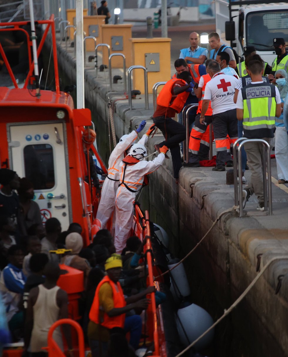 Llegada de un barco de Salvamento Marítimo que ha rescatado una patera con 70 personas en el Muelle Deportivo, a 19 de julio de 2023, en Las Palmas, Gran Canaria, Canarias (España).
