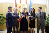 Grande-Marlaska, Llop y Johansson firman en el libro de honor del Ayuntamiento de Logroño