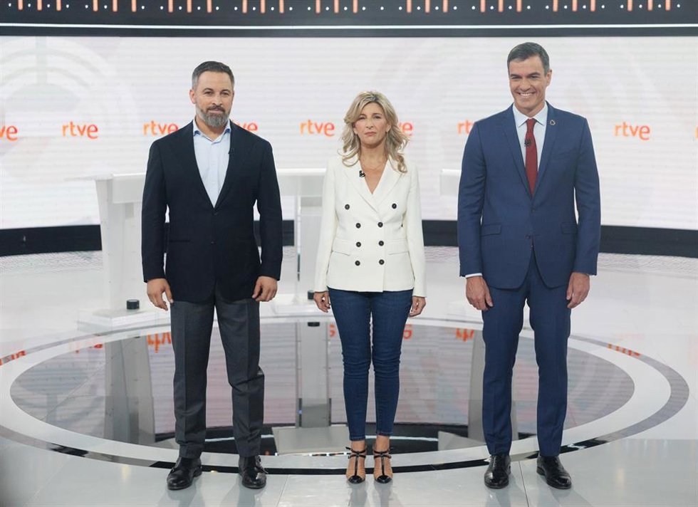(I-D) Los candidatos a la Presidencia, Santiago Abascal (Vox); Yolanda Díaz (Sumar), y Pedro Sánchez (PSOE), antes del debate electoral organizado por RTVE bajo el título 23J el debate final, en el Estudio 6 de Prado del Rey, a 19 de julio de 2023.