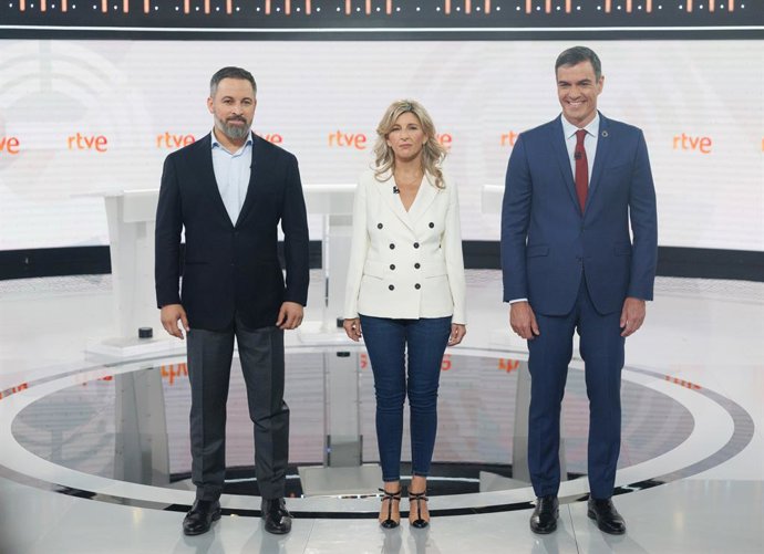 (I-D) Els candidats a la Presidncia, Santiago Abascal (Vox); Yolanda Díaz (Sumar), i Pedro Sánchez (PSOE), abans del debat electoral organitzat per RTVE sota el títol ?23J el debat final?, en l'Estudi 6 de Prado del Rei, a 19 de juliol de 2023.