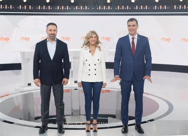 (I-D) Los candidatos a la Presidencia, Santiago Abascal (Vox); Yolanda Díaz (Sumar), y Pedro Sánchez (PSOE), antes del debate electoral organizado por RTVE bajo el título ‘23J el debate final’, en el Estudio 6 de Prado del Rey, a 19 de julio de 2023, en M