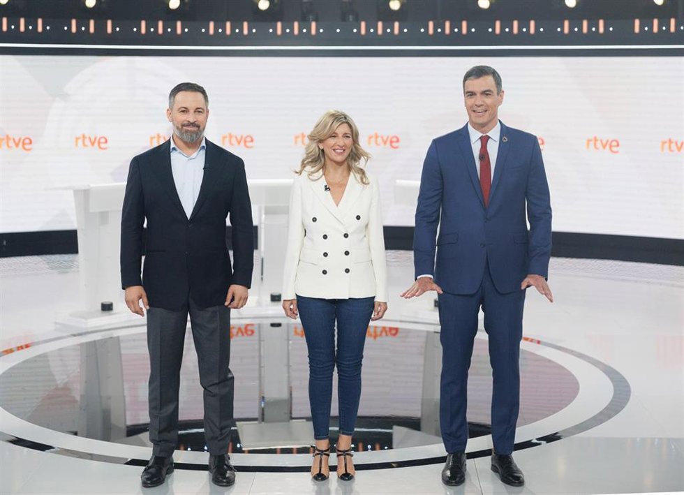 (I-D) Los candidatos a la Presidencia, Santiago Abascal (Vox); Yolanda Díaz (Sumar), y Pedro Sánchez (PSOE), antes del debate electoral organizado por RTVE bajo el título 23J el debate final, en el Estudio 6 de Prado del Rey, a 19 de julio de 2023, en