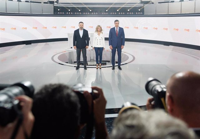 (I-D) Los candidatos a la Presidencia, Santiago Abascal (Vox); Yolanda Díaz (Sumar), y Pedro Sánchez (PSOE), antes del debate electoral organizado por RTVE