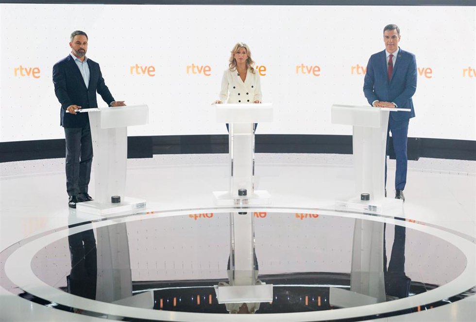 (I-D) Los candidatos a la Presidencia, Santiago Abascal (Vox); Yolanda Díaz (Sumar), y Pedro Sánchez (PSOE), antes del debate electoral organizado por RTVE bajo el título 23J el debate final, en el Estudio 6 de Prado del Rey, a 19 de julio de 2023, en