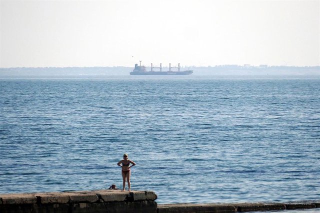Barco cargado con grano ucraniano en Odesa