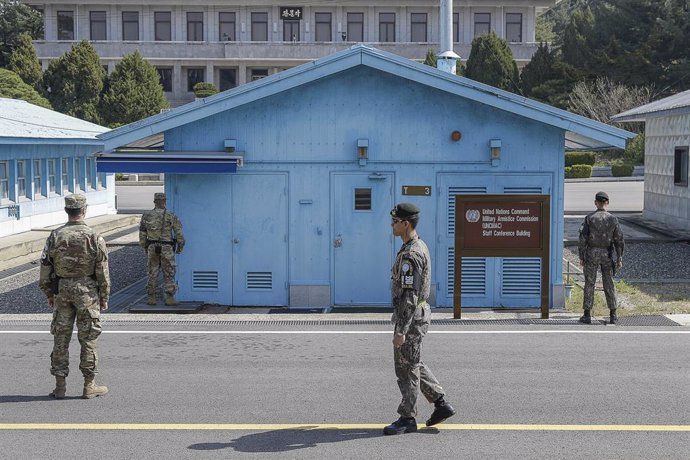 Archivo - April 18, 2018 - Paju, Gyeonggi, South Korea - A Joint Security Area UNC soldiers stand guard before the military demarcation line during a press tour to the border truce village of Panmunjom in the Demilitarized Zone (DMZ) dividing the two Ko