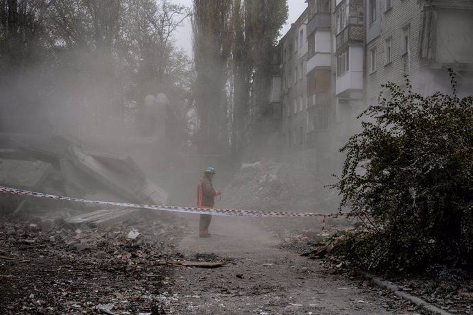Archivo - Arxiu - Imatge d'arxiu d'un agent de rescat enfront d'un edifici residencial danyat després d'un atac amb míssils russos contra un edifici residencial a Mikolaiv, Ucraïna