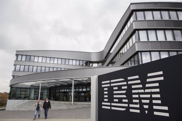 Archivo - FILED - 26 October 2016, Baden-Wuerttemberg, Ehningen: An IBM logo is seen in front of the IBM branch in Ehningen. Photo: Silas Stein/dpa