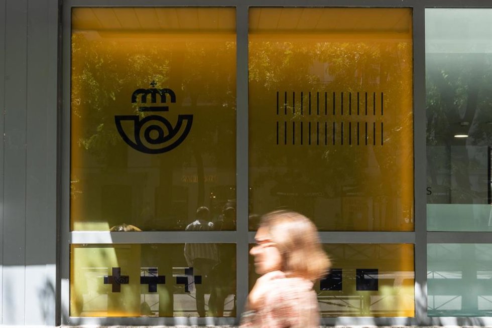 Fachada de una oficina de correos, a 13 de julio de 2023, en Madrid, (España).
