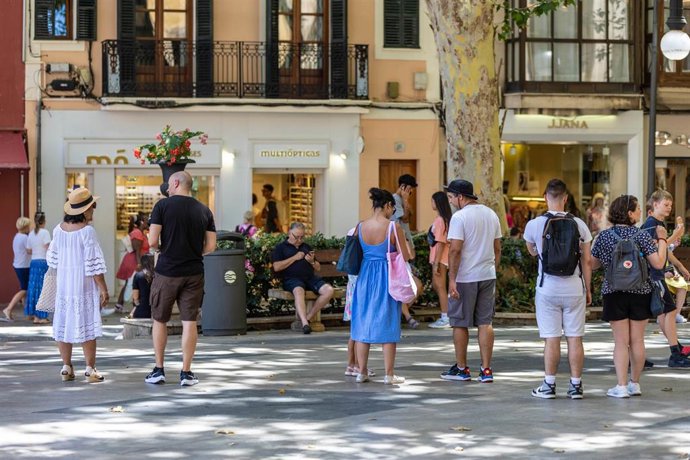 Varias personas pasean por el centro, a 15 de julio de 2023, en Palma, Mallorca, Baleares (España). 