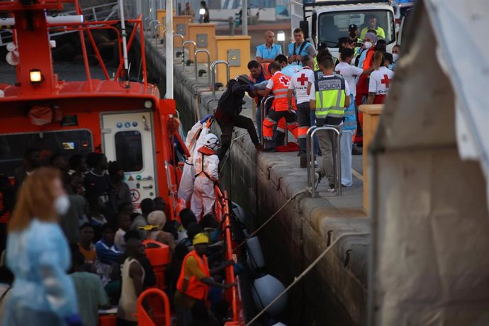 Llegada de un barco de Salvamento Marítimo que ha rescatado a una patera con 70 personas en el Muelle Deportivo, a 19 de julio de 2023, en Las Palmas, Gran Canaria, Canarias (España). Salvamento Marítimo ha rescatado una patera con 70 migrantes que iba 