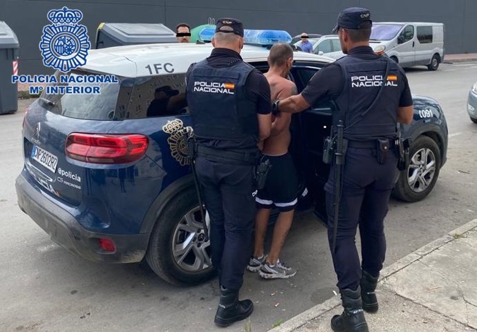 La Policía Nacional Detiene A Un Hombre Tras Una Persecución En Vehículo Después De Amenazar A Su Pareja E Intentar Atropellar A Varios Agentes Nota Prensa, Audio Y Fotografías