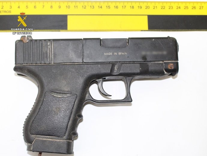 Detenido un hombre por robar y golpear y amenazar a las víctimas con una pistola en Crevillent