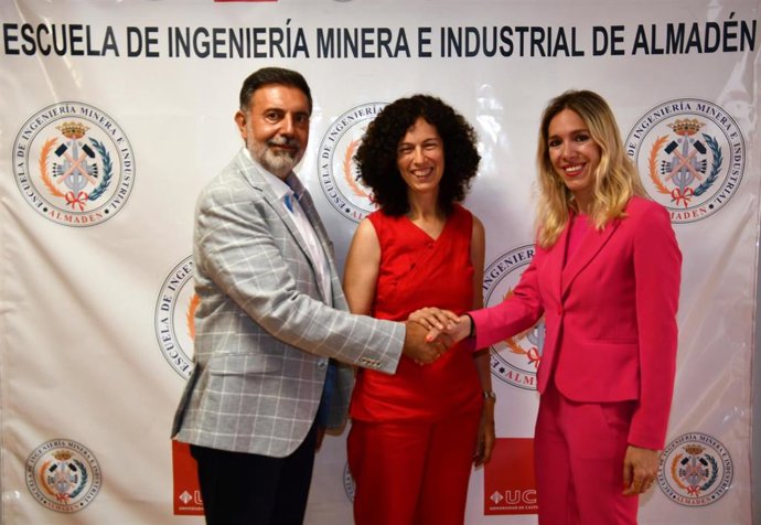 Aminer y la Escuela de Ingeniería Minera e Industrial de Almadén firman un acuerdo para impulsar la conexión entre alumnos y empresas.
