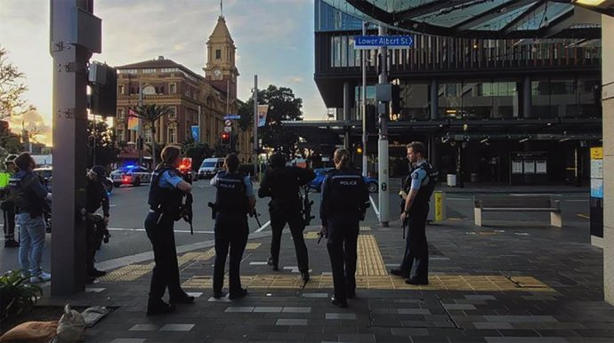 Agentes de policía en la zona del tiroteo en Auckland (Nueva Zelanda).