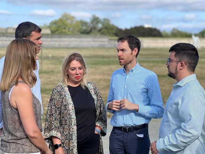 El presidente del PPN, Javier García (i), con la número uno al Senado por Navarra, Amelia Salanueva, y el cabeza de lista al Congreso, Sergio Sayas.