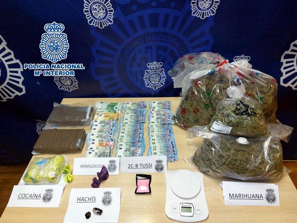 Nota De Prensa: "La Policía Nacional Detiene En Una Operación Antidroga A Tres Personas Por Transportar Sustancias Estupefacientes En Vehículos Caleteados"
