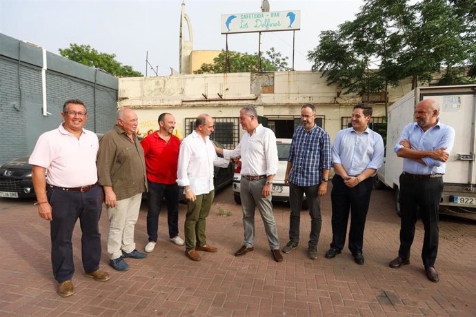 El Ayuntamiento de Sevilla cede un local a la Hermandad de Sevilla. El alcalde de Sevilla, José Luis Sanz, en el centro, de la imagen. 