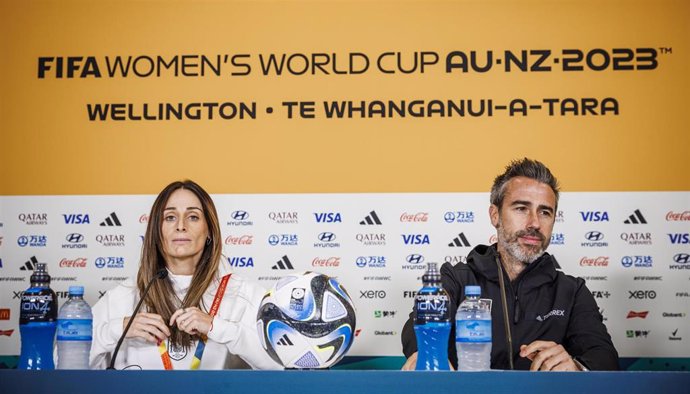 Jorge Vilda junto a Esther González en la rueda de prensa previa al partido ante Costa Rica del Mundial de Australia y Nueva Zelanda