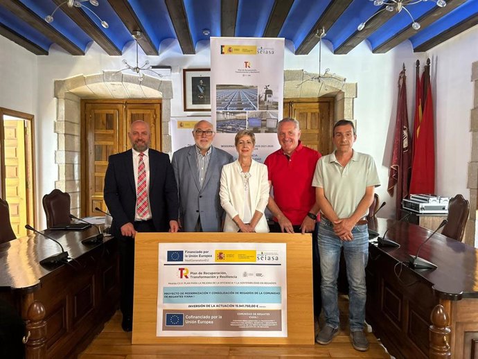 Acto de la firma por la que el Ministerio de Agricultura, Pesca y Alimentación incrementa hasta los 13,17 millones de euros la inversión para modernizar los regadíos de Viana.