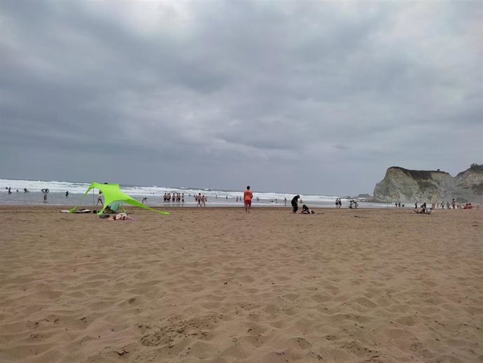 Cielos nublados en una playa vizcaína