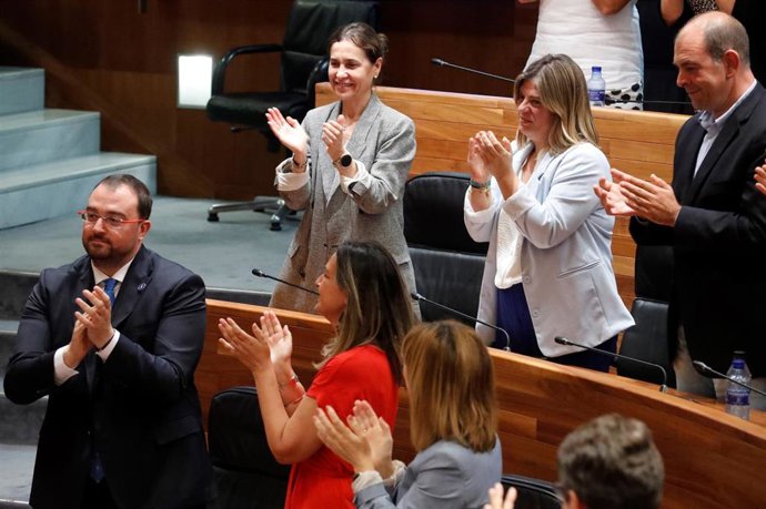 El presidente del Principado de Asturias, Adrián Barbón, recibe el aplauso de su grupo parlamentario tras ser elegido presidente.