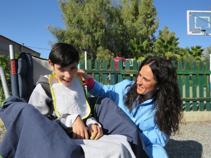 Archivo - Un alumno con discapacidad intelectual y una educadora en uno de los centros de Educación Especial de la Fundación Futuro Singular Córdoba.
