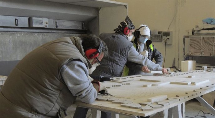 Artesanos trabajando.