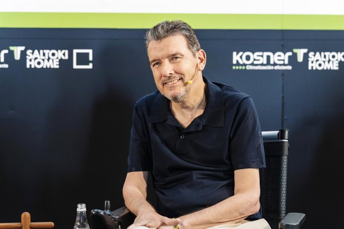 El exportero de fútbol Juan Carlos Unzué en un acto con Saltoki-Kosner, equipo participante en la Skoda Titan Desert de Marruecos que ha donado más de 24.000 euros para la lucha contra la ELA.