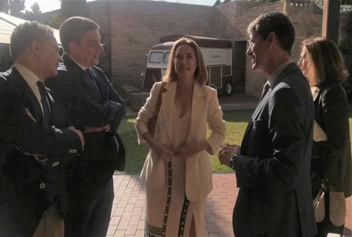 Gamarra, a su llegada a la conferencia, flanqueada por Conrado Escobar, Alberto Galiana, Mar San Martín y Gonzalo Capellán.