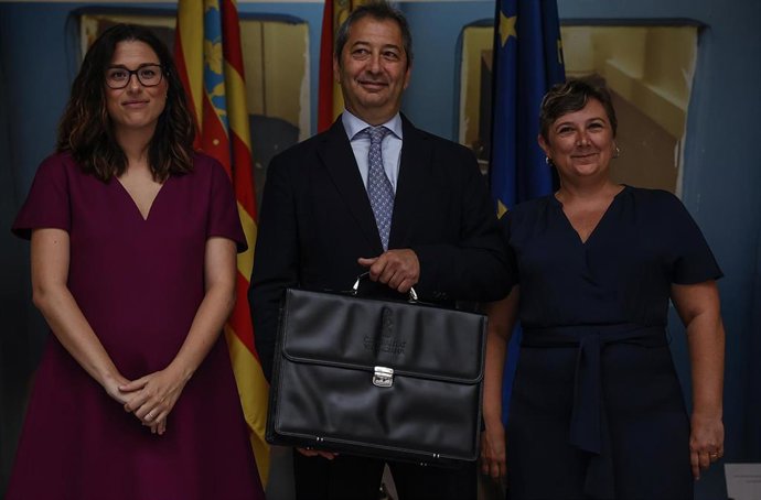 (I-D) La exvicepresidenta primera de la Generalitat, Aitana Mas; el nuevo vicepresidente primero y conseller de Cultura, Vicente Barrera, y  la hasta hoy consellera de Cultura,  Raquel Tamarit, durante el traspaso de carteras