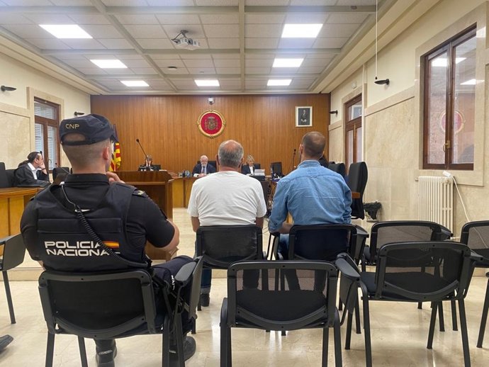 Los acusados, durante el juicio.