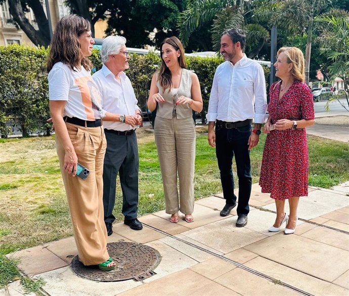 La candidata número 1 del PSOE al Congreso, Mari Nieves Ramírez, y el secretario general del PSOE de Málaga, Daniel Pérez, informan de tema de actualidad en un acto en Málaga