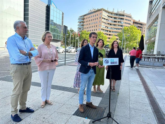 Pedro Navarro, junto a otros candidatos, como Luisa Fernanda Rudi, en el barrio del Actur