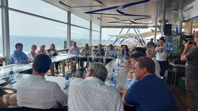 El candidato del PP al Congreso por Baleares para el 23J, José Vicente Marí, reunido con colectivos de la sanidad.