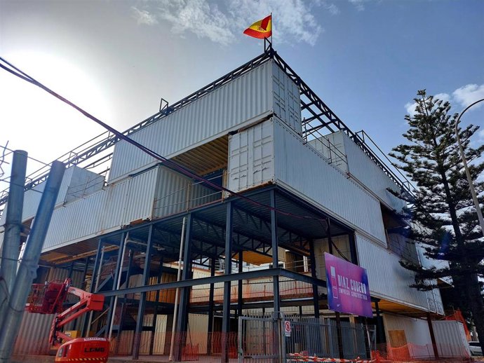 Edicio de la Zona Base de Incubazul con la bandera ondeando arriba de la estrcutura.