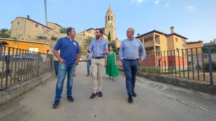 El presidente de la Diputación de Huesca, Isaac Claver, durante una visita a Lascuarre