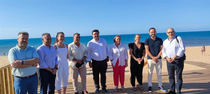El candidato número uno por el PSOE de Huelva al Congreso, Gabriel Cruz, acompañado de otros representantes del PSOE y del alcalde de Isla Cristina, Jenaro Orta,  durante una visita a la playa de Islantilla.