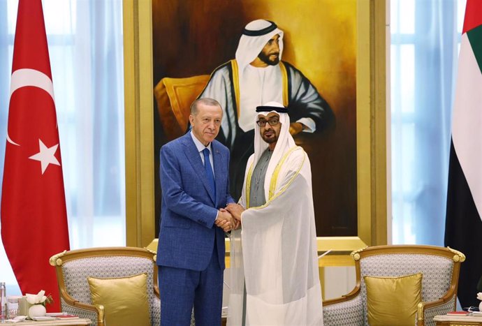 El presidente turco, Recep Tayyip Erdogan, junto a su homólogo emiratí, Mohamed bin Zayed al Nahyan. 