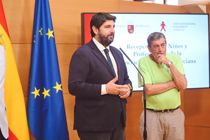 El presidente de la Comunidad en funciones, Fernando López Miras,durante la recepción a los niños afectados de hemofilia