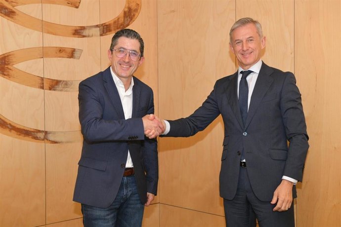 El director de Basque Culinary Center, Joxe Mari Aizega, y el director territorial Norte de CaixaBank, Juan Pedro Badiola.