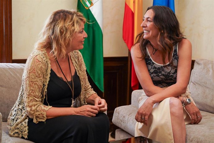 La alcaldesa de Huelva, Pilar Miranda, ha recibido este jueves a la consejera de Inclusión Social, Juventud, Familias e Igualdad de la Junta de Andalucía, Loles López en el Ayuntamiento de la capital.