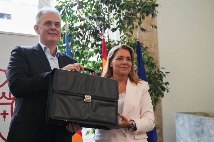 El hasta hoy vicepresidente segundo y conseller de Vivienda y Arquitectura Bioclimática, Héctor Illueca, traspasa su cartera a la nueva vicepresidenta segunda y consellera de Servicios Sociales, Igualdad y Vivienda de la Generalitat, Susana Camarero
