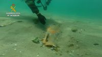 La Guardia Civil recupera en una playa de San Roque (Cádiz) dos ánforas con casi 2.000 años de antigüedad