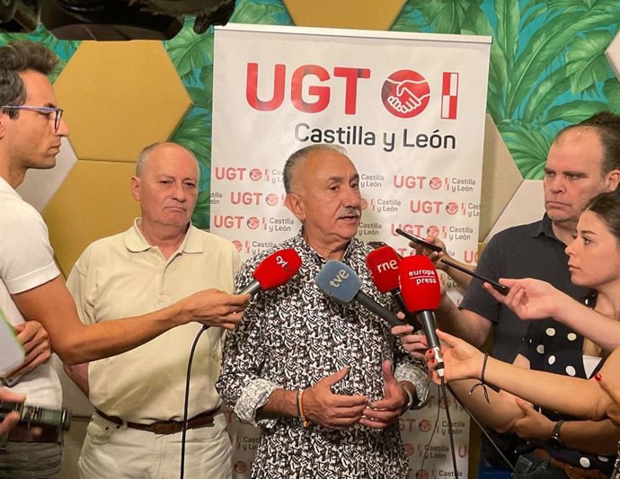 Pepe Álvarez atiende a los medios de comunicación antes de participar en la Asamblea de delegados en Valladolid