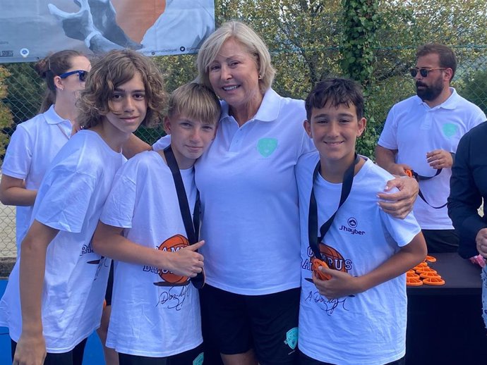 Eva Latorre, viuda de Antonio Díaz Miguel, junto a participantes en el Campus de Verano Antonio Díaz Miguel en Mondariz (Pontevedra).