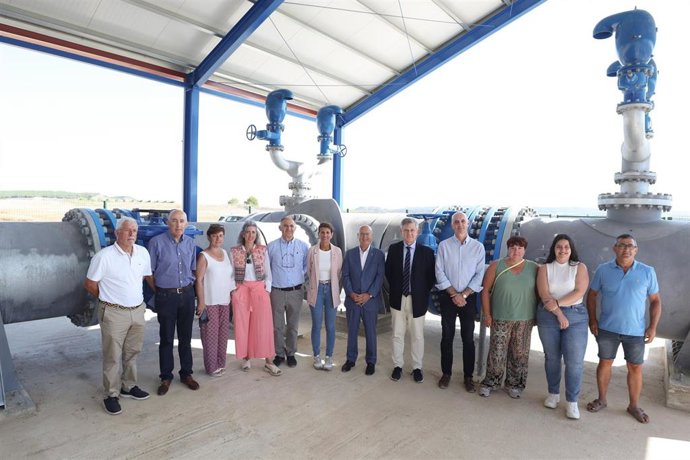 La presidenta Chivite y el consejero Ciriza, junto con la alcaldesa de Lodosa y el alcalde de Sesma, en su visita de hoy a la zona de Sesma a la que ya llega agua del Canal de Navarra, junto con personal técnico y de la zona.